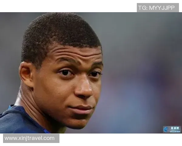 足球球星假笑瞬间背后的真实情感与场上压力解析